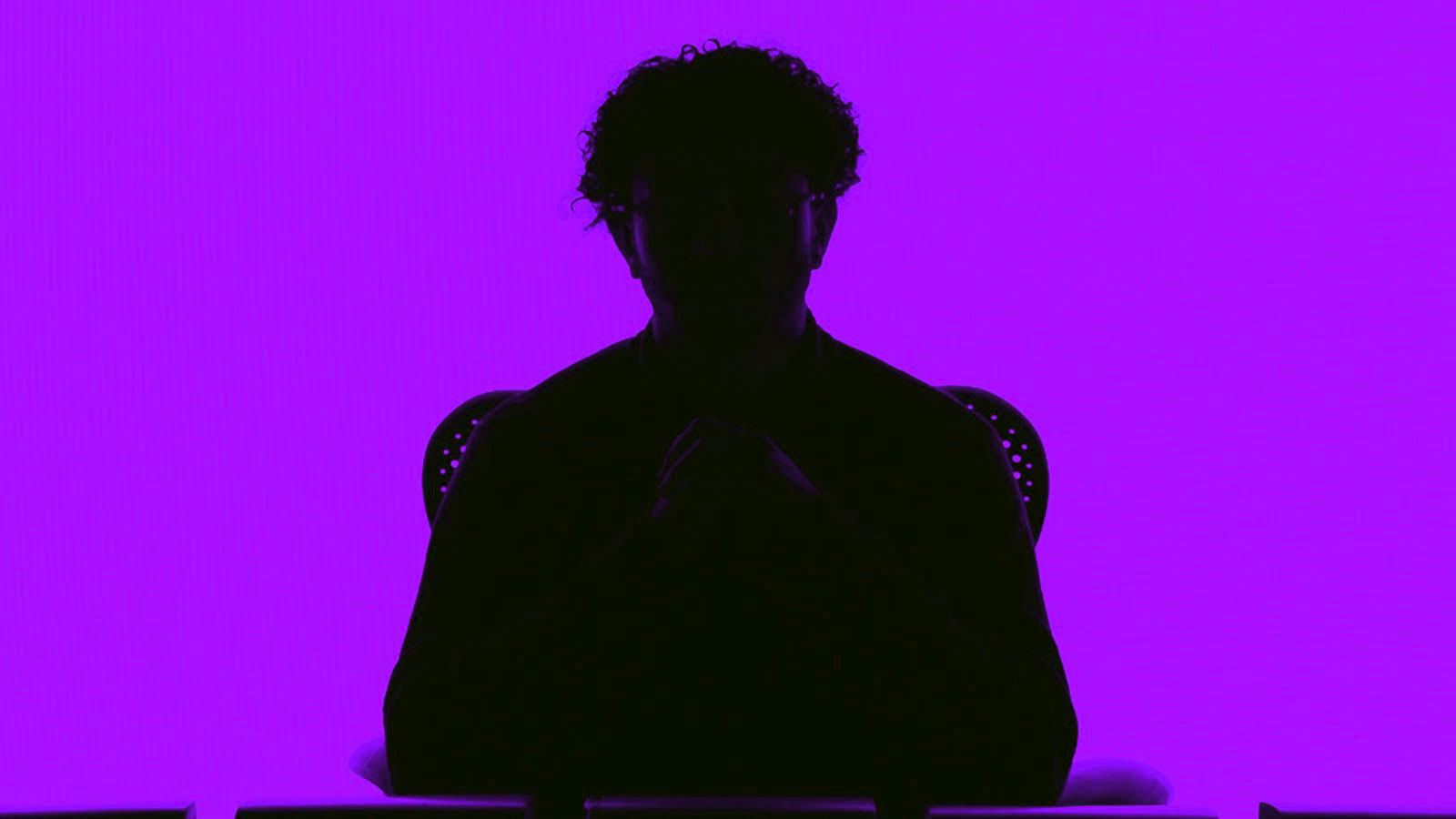 Silhueta de Neves sentado diante de um fundo roxo